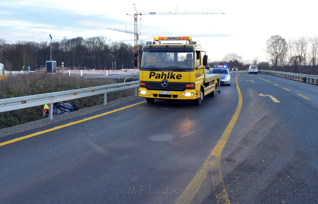 VU Fahrer gefluechtet Koeln Muelheim Duennwalder Kommunalweg P044.JPG - Miklos Laubert